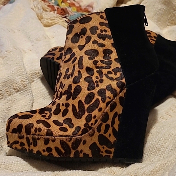 Huette kelsi dagger narcissism platform wedge bootie 🔥 RARE!! Trending leopard - Picture 4 of 4